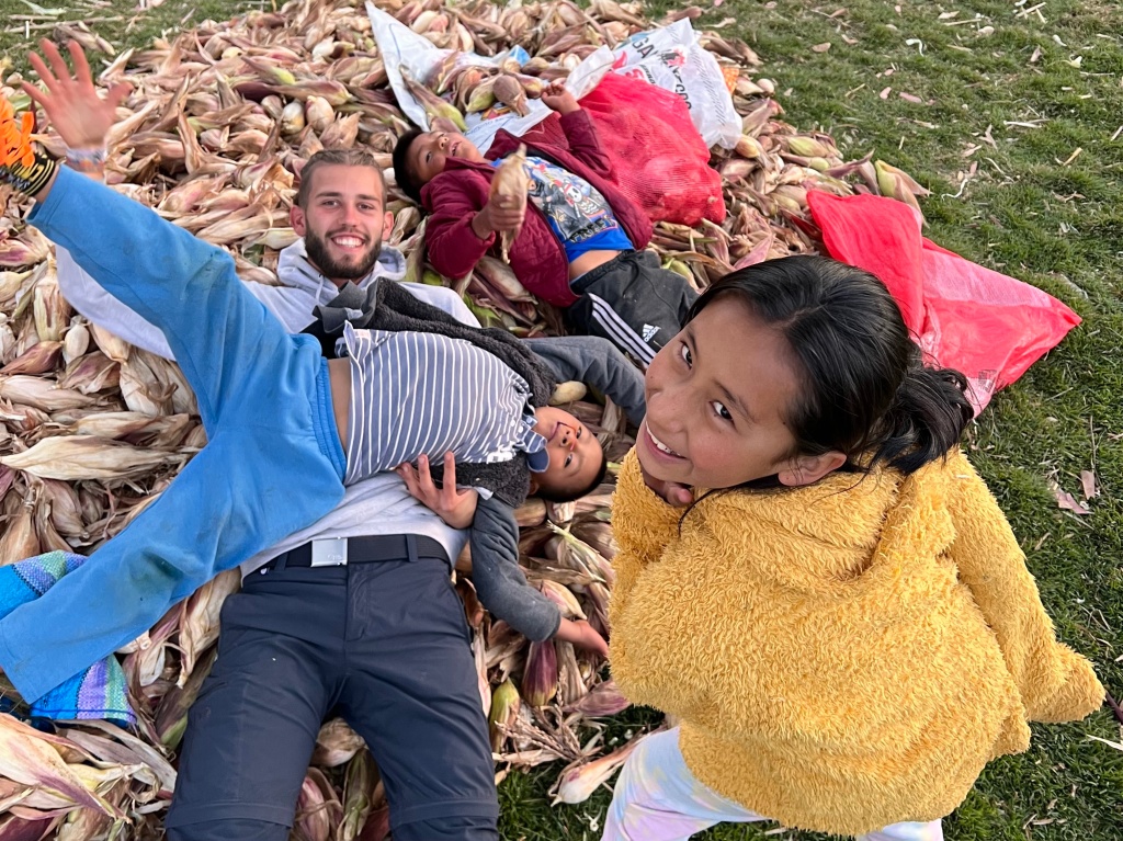 Enfants et bénévoles à Azul Wasi